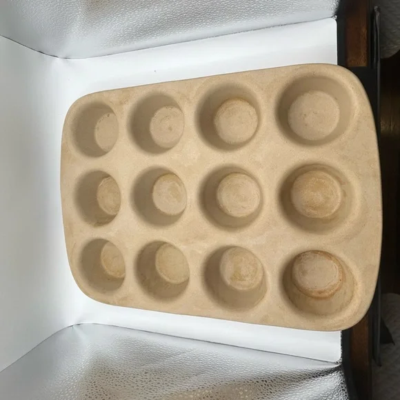 EUC Pampered Chef Family Heritage Classic 12 Cup Muffin Pan